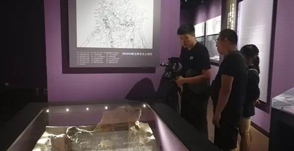 《河南文物》纪录片摄制组到我馆拍摄取景