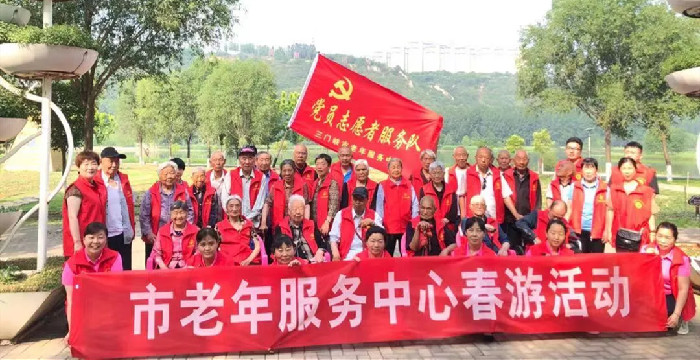 黄河公园开展关爱老人志愿服务活动